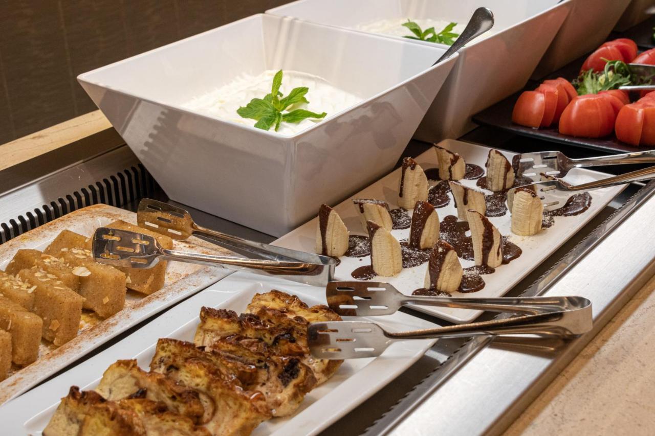Holiday Inn Thessaloniki By Ihg Kültér fotó A buffet with a hot plate