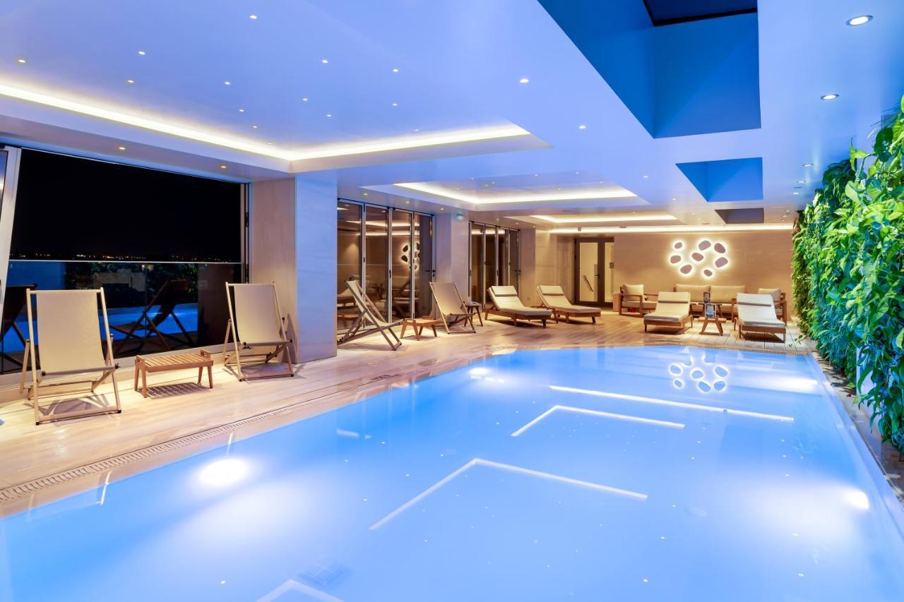 Holiday Inn Thessaloniki By Ihg Kültér fotó The pool at the hotel