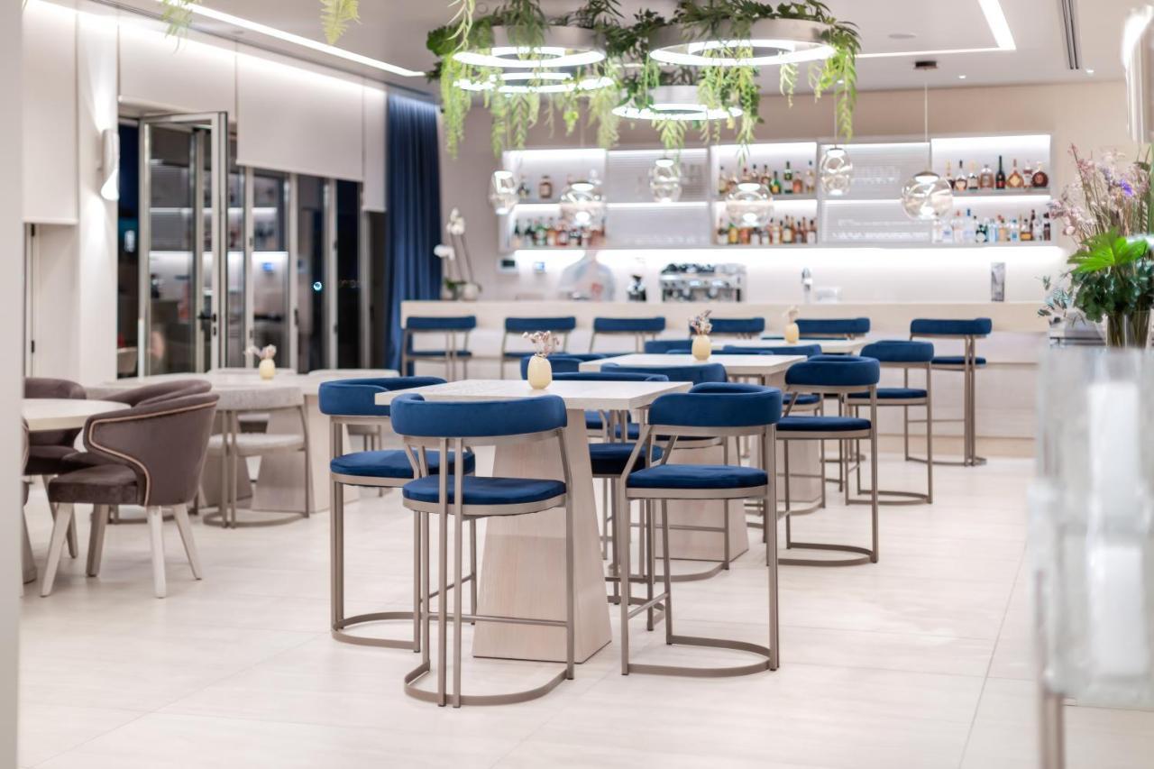 Holiday Inn Thessaloniki By Ihg Kültér fotó The lounge at the airport