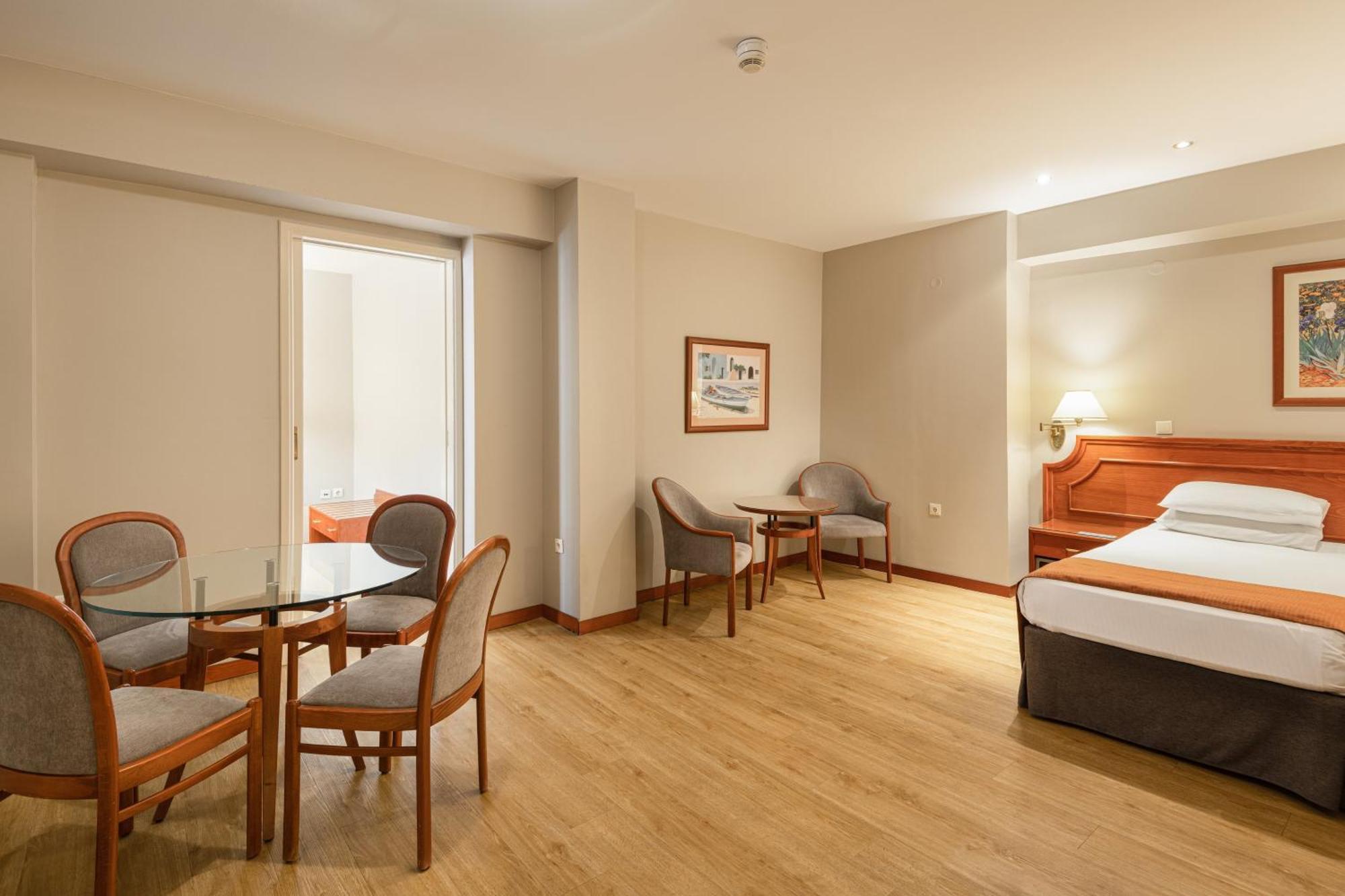 Holiday Inn Thessaloniki By Ihg Kültér fotó A room at the hotel