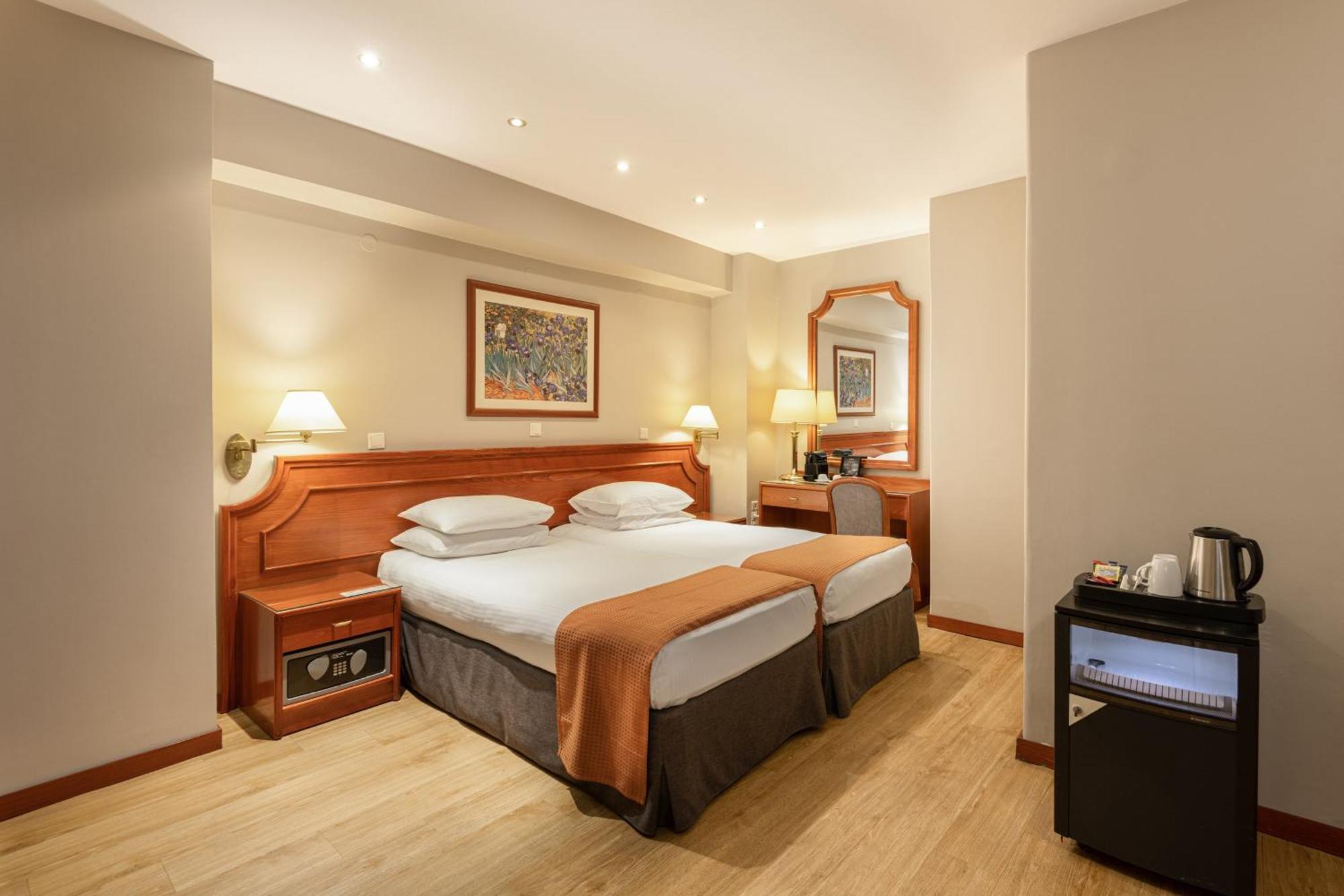 Holiday Inn Thessaloniki By Ihg Kültér fotó A room at the Protea Hotel, Sandton