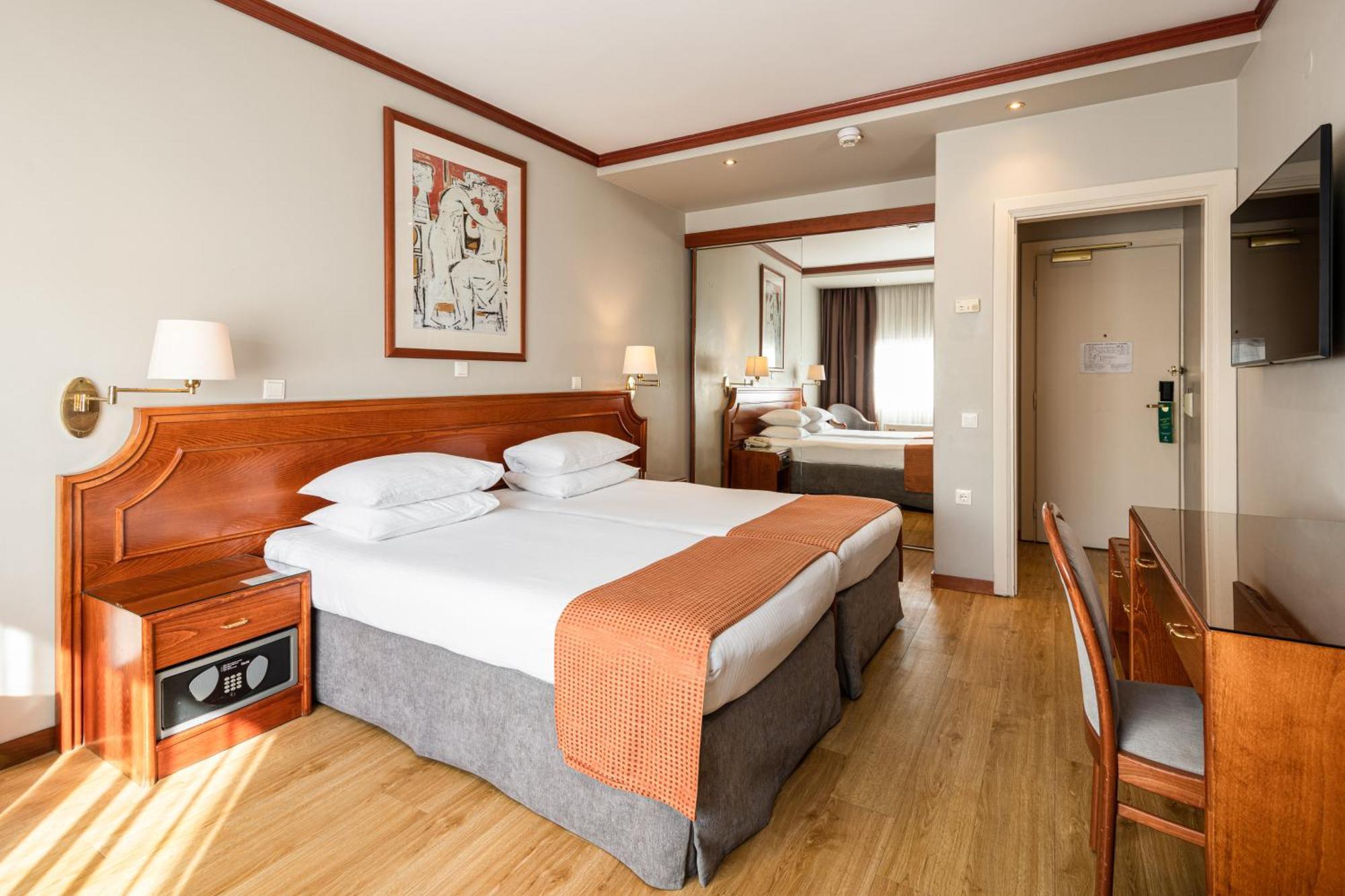 Holiday Inn Thessaloniki By Ihg Kültér fotó A room at the hotel