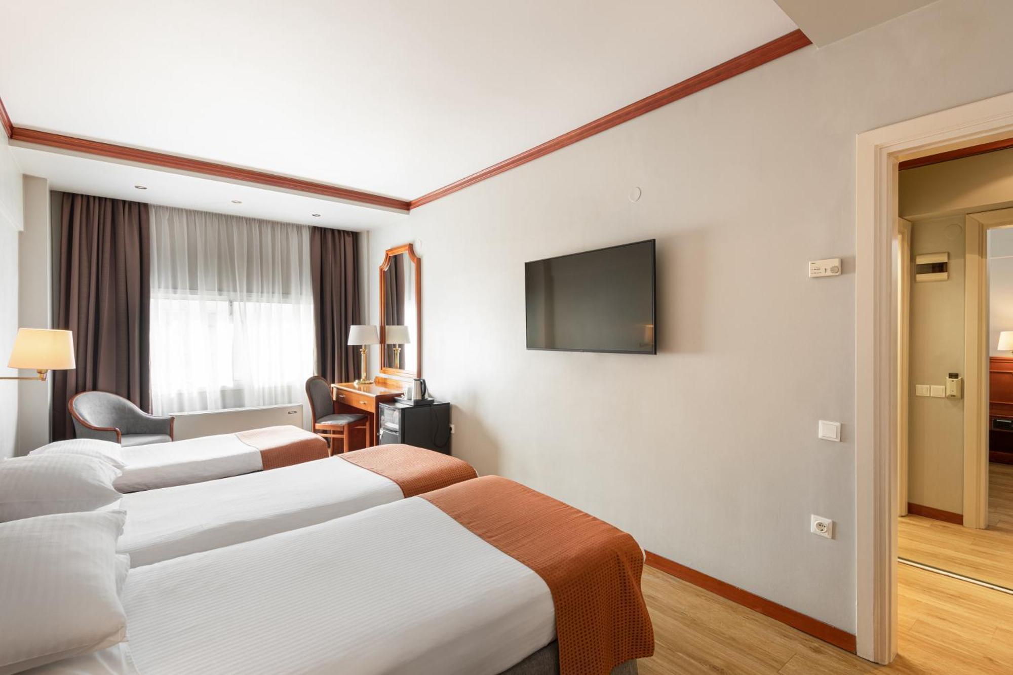Holiday Inn Thessaloniki By Ihg Kültér fotó A room at NH Hoteles in Madrid, Spain