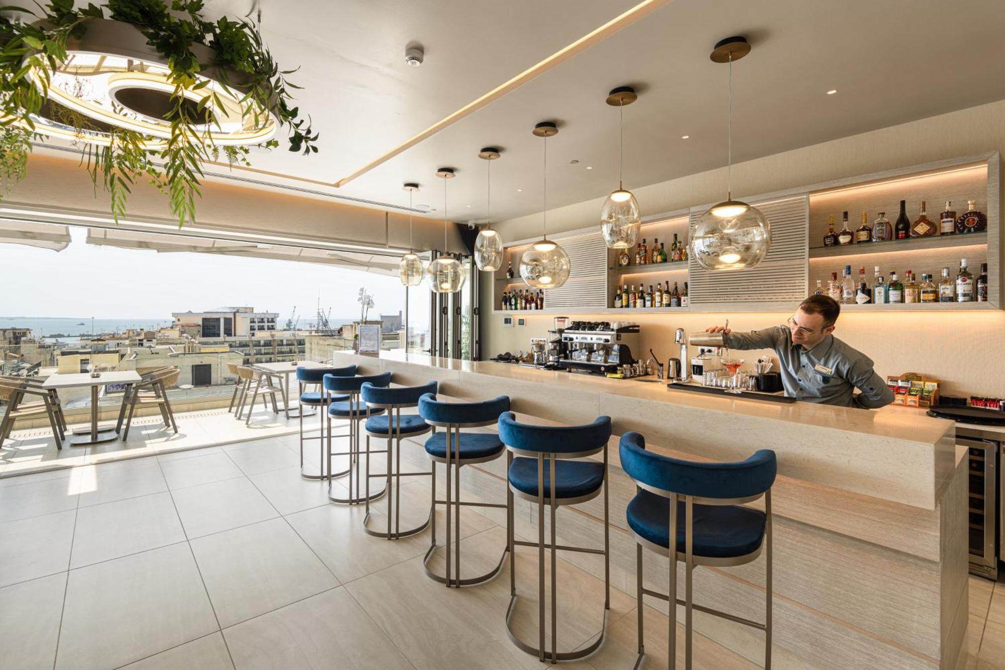 Holiday Inn Thessaloniki By Ihg Kültér fotó The bar at the 100th floor