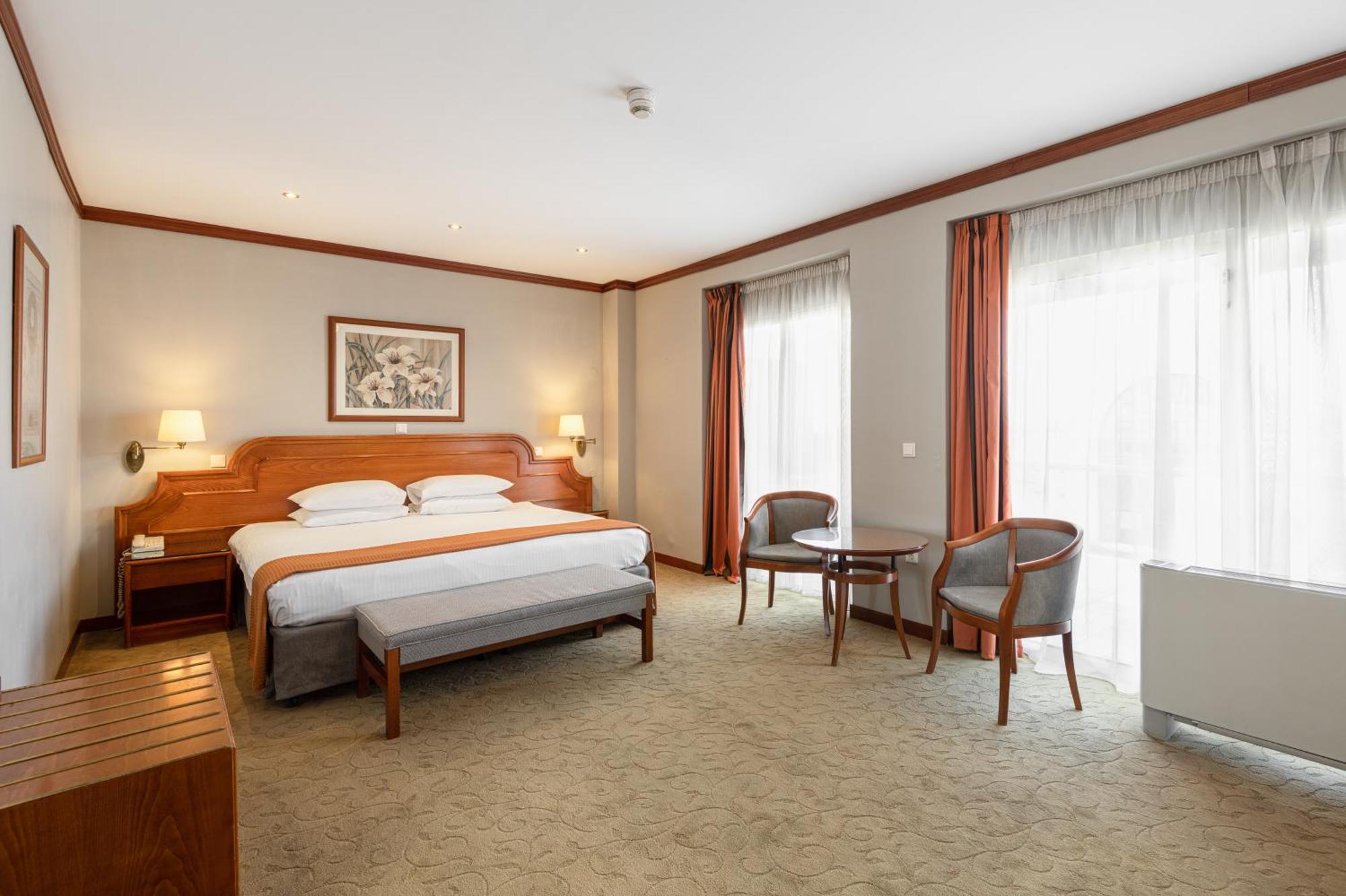 Holiday Inn Thessaloniki By Ihg Kültér fotó A room at the hotel