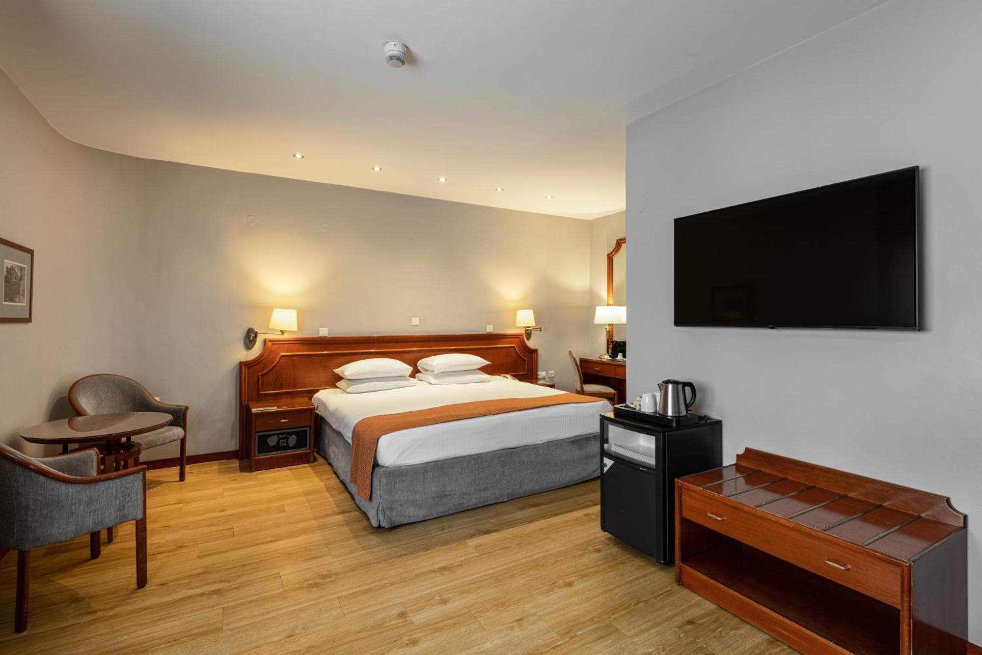 Holiday Inn Thessaloniki By Ihg Kültér fotó A room at the hotel